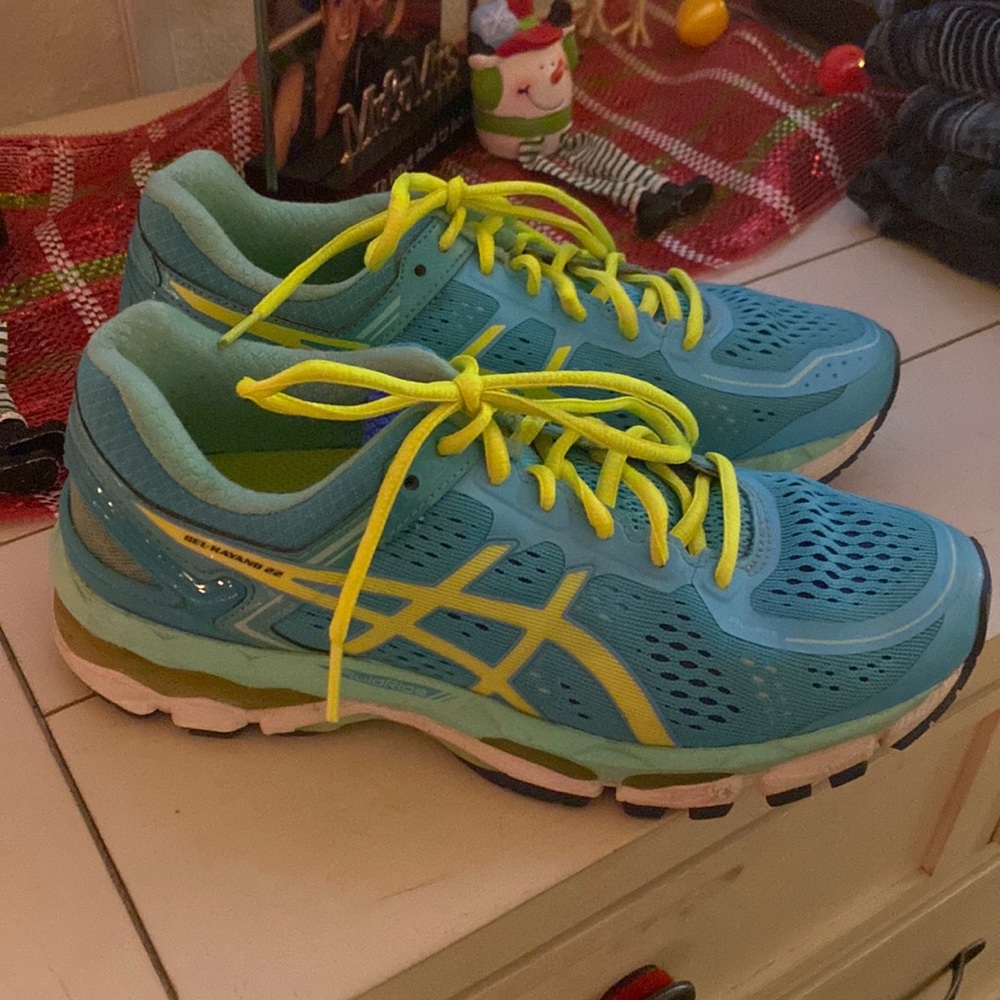 Asics GT-2000 women’s size 7 1/2, blue with green accents, athletic shoes.